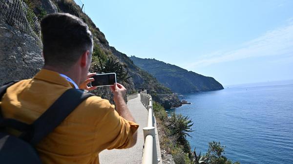 Selten klang eine Küstenstraße so pulsierend: Wer auf der Via dell'Amore zwischen Riomaggiore und Manarola in Cinque Terre wandern möchte, muss nun 12,50 Euro pro Person bezahlen.