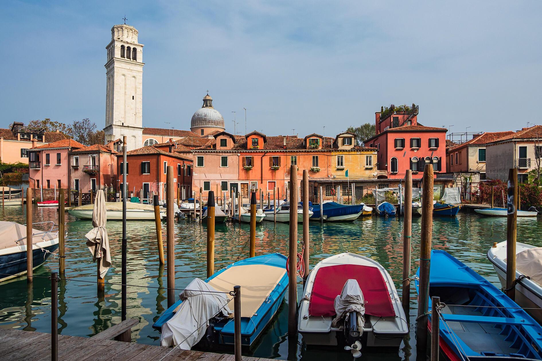 Die historischen Gebäude, die Kanäle und das Idyll der Altstadt von Venedig in Italien ziehen unzählige Touristen täglich an. Das fordert seinen Tribut. Vor allem Tagestouristen und Kreuzfahrtgäste, die nur ein paar Stunden in der Stadt verweilen, zehren an deren Stadtbild und den Einwohnern. Wer Venedig also ohne Übernachtung besuchen möchte, muss an Wochenenden und Feiertagen mit Eintrittspreisen von bis zu zehn Euro pro Person rechnen. Bereits 2024 wurde dieses Bezahlsystem erfolgreich getestet.