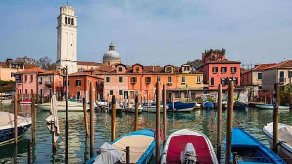 Die historischen Gebäude, die Kanäle und das Idyll der Altstadt von Venedig in Italien ziehen unzählige Touristen täglich an. Das fordert seinen Tribut. Vor allem Tagestouristen und Kreuzfahrtgäste, die nur ein paar Stunden in der Stadt verweilen, zehren an deren Stadtbild und den Einwohnern. Wer Venedig also ohne Übernachtung besuchen möchte, muss an Wochenenden und Feiertagen mit Eintrittspreisen von bis zu zehn Euro pro Person rechnen. Bereits 2024 wurde dieses Bezahlsystem erfolgreich getestet.