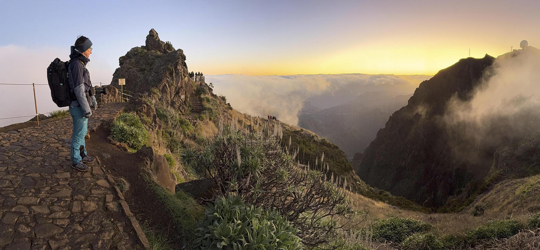Nicht nur Städte oder Stätten verlangen inzwischen von Gästen eine Abgabe. Auch Wanderer auf Madeira (im Bild der Wanderweg PR1 am Pico do Arieiro) müssen seit Anfang 2026 Gebühren einplanen. Madeira hat dafür ein neues Bezahl- und Reservierungssystem eingeführt. Damit kostet die Nutzung aller offiziellen Routen pro Person 4,50 Euro. Wer kein Ticket vorweisen kann, muss mit 50 Euro Strafe rechnen.