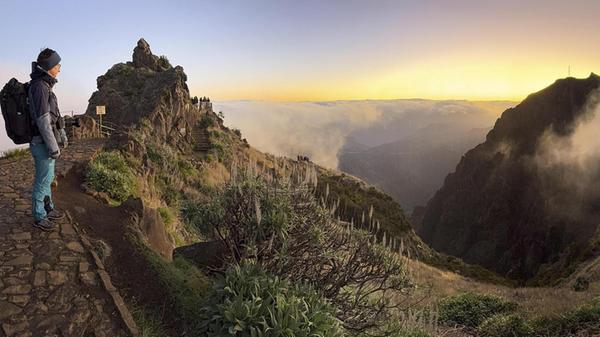 Nicht nur Städte oder Stätten verlangen inzwischen von Gästen eine Abgabe. Auch Wanderer auf Madeira (im Bild der Wanderweg PR1 am Pico do Arieiro) müssen seit Anfang 2026 Gebühren einplanen. Madeira hat dafür ein neues Bezahl- und Reservierungssystem eingeführt. Damit kostet die Nutzung aller offiziellen Routen pro Person 4,50 Euro. Wer kein Ticket vorweisen kann, muss mit 50 Euro Strafe rechnen.