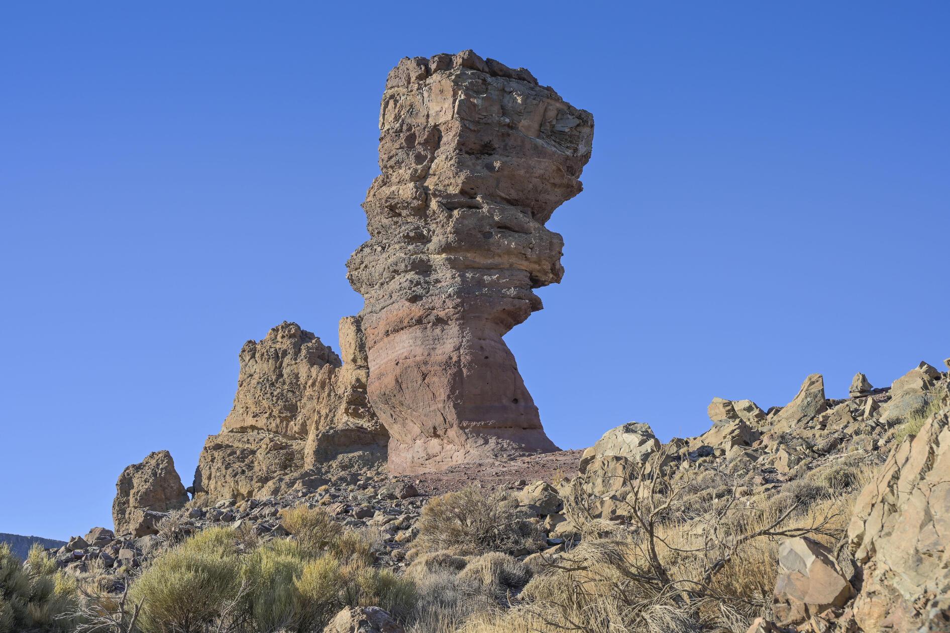 Roque Cinchado als Teil der Felsenformation Roques de Garcia auf Teneriffa: Auch auf der kanarischen Insel wird ab sofort eine Gebühr für das Wandern im beliebten Teide-Nationalpark fällig. Sie kostet mindestens 25 Euro - die genaue Höhe hängt davon ab, wo Besucher genau wandern wollen.