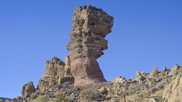 Roque Cinchado als Teil der Felsenformation Roques de Garcia auf Teneriffa: Auch auf der kanarischen Insel wird ab sofort eine Gebühr für das Wandern im beliebten Teide-Nationalpark fällig. Sie kostet mindestens 25 Euro - die genaue Höhe hängt davon ab, wo Besucher genau wandern wollen.