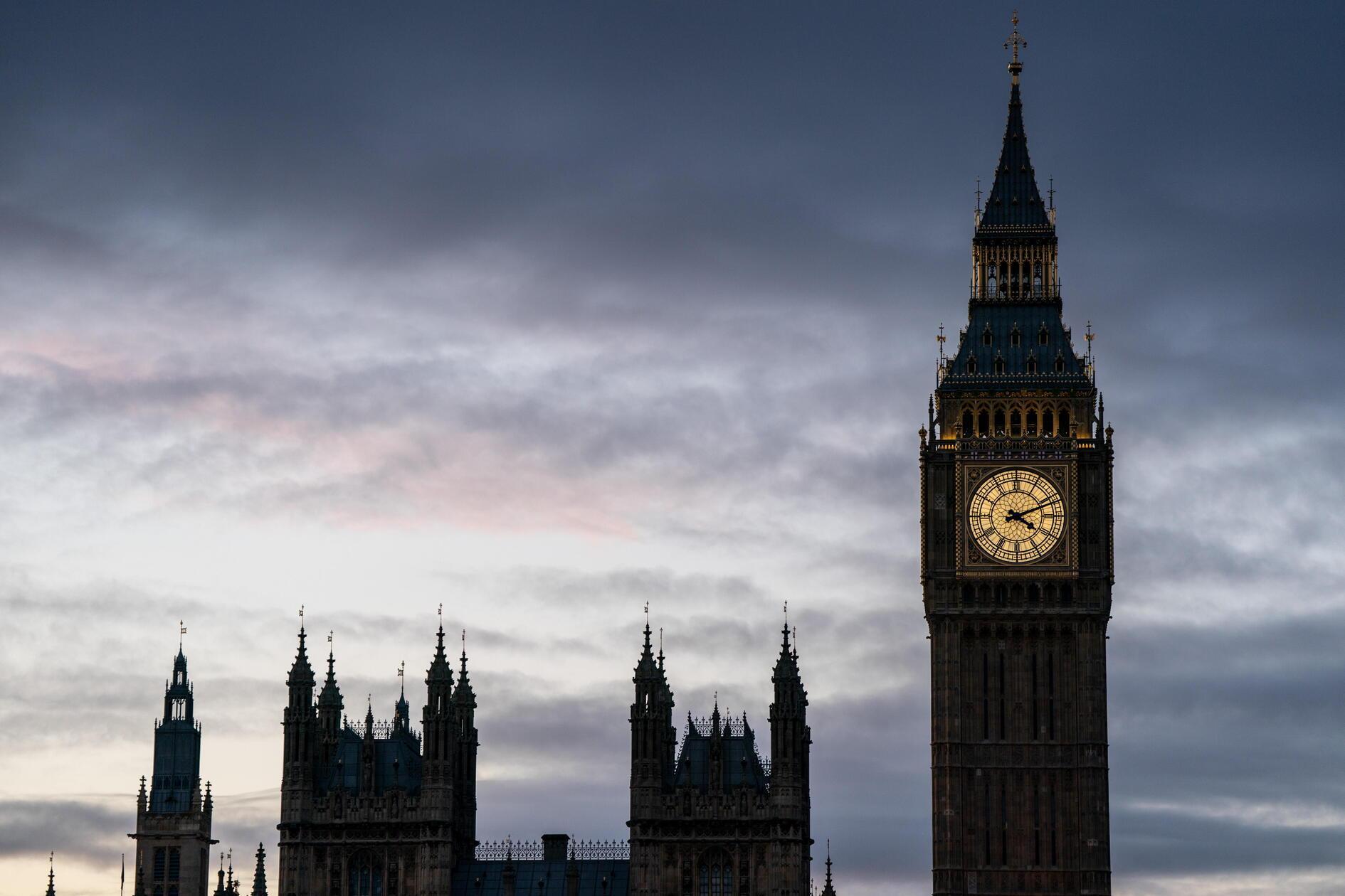 Großbritannien geht andere Wege, um dem Massentourismus zu begegnen: Seit Frühjahr 2025 verlangt der Inselstaat eine elektronische Einreisegenehmigung, die sogenannte ETA. Diese kostet aktuell noch umgerechnet rund 19 Euro pro Person, bald soll sie allerdings auf umgerechnet rund 23 Euro (etwa 20 Pfund) steigen.