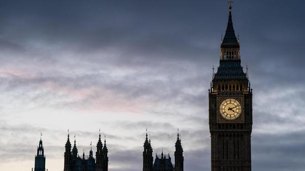 Großbritannien geht andere Wege, um dem Massentourismus zu begegnen: Seit Frühjahr 2025 verlangt der Inselstaat eine elektronische Einreisegenehmigung, die sogenannte ETA. Diese kostet aktuell noch umgerechnet rund 19 Euro pro Person, bald soll sie allerdings auf umgerechnet rund 23 Euro (etwa 20 Pfund) steigen.