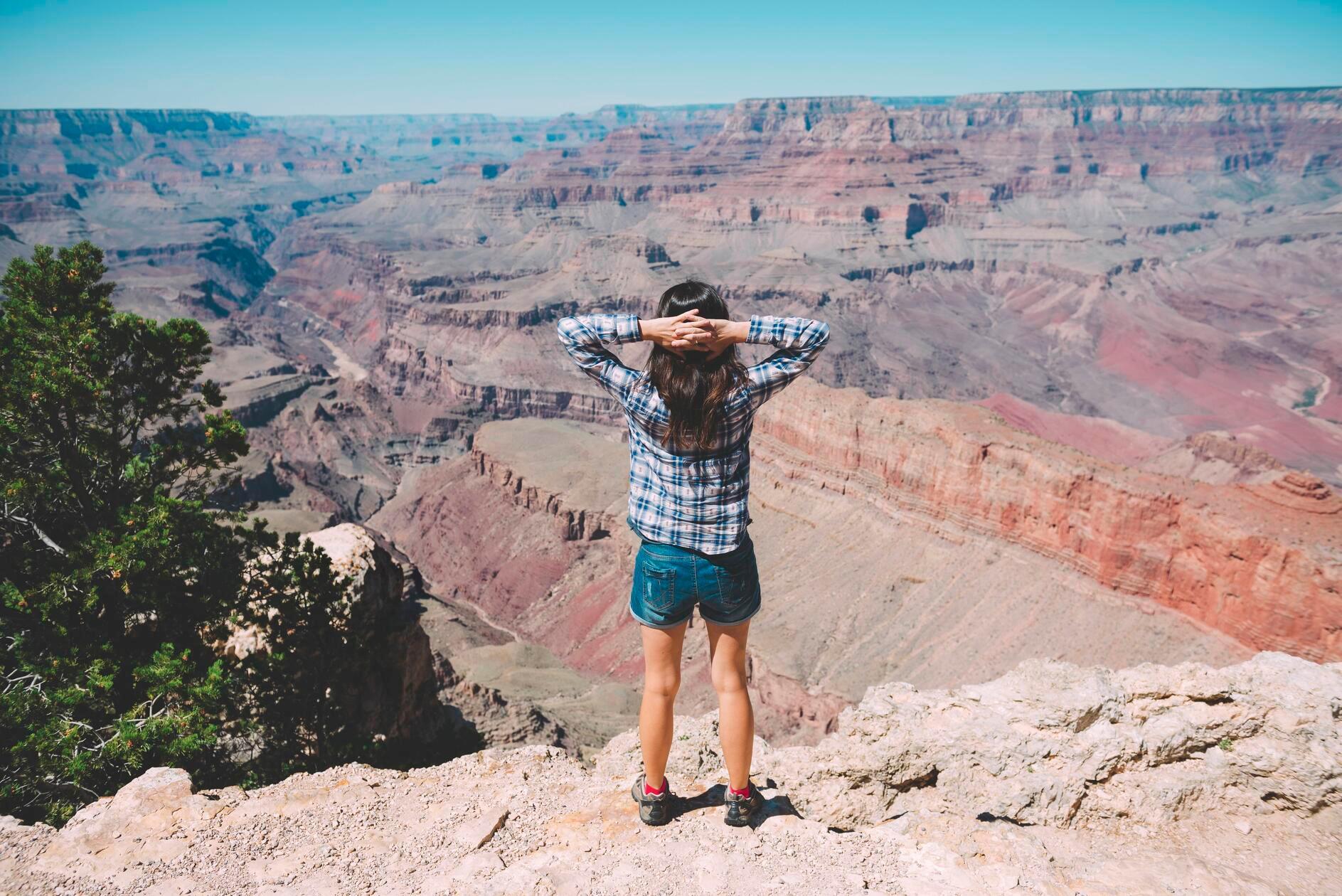Auch die USA ziehen Konsequenzen aus touristischen Massen: Für die gut besuchten Nationalparks (im Bild: Grand Canyon-Nationalpark in Arizona) müssen Reisende über 16 Jahre mehr Eintritt als bisher bezahlen. Zum regulären Eintritt von rund 35 US-Dollar (30 Euro) beim Besuch der elf beliebtesten US-Nationalparks fallen nun zusätzlich 100 US-Dollar (86 Euro) pro Person an. Für Gäste aus dem Ausland kostet der Jahrespass ab sofort 250 US-Dollar (216 Euro). Laut Visit USA lag der Preis vor dem 1. Januar 2026 bei 80 US-Dollar für Nicht-US-Residenten.
