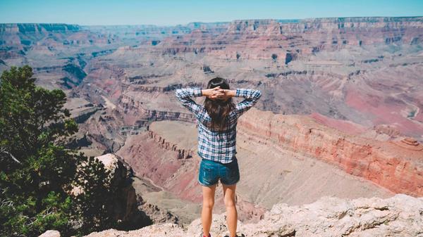 Auch die USA ziehen Konsequenzen aus touristischen Massen: Für die gut besuchten Nationalparks (im Bild: Grand Canyon-Nationalpark in Arizona) müssen Reisende über 16 Jahre mehr Eintritt als bisher bezahlen. Zum regulären Eintritt von rund 35 US-Dollar (30 Euro) beim Besuch der elf beliebtesten US-Nationalparks fallen nun zusätzlich 100 US-Dollar (86 Euro) pro Person an. Für Gäste aus dem Ausland kostet der Jahrespass ab sofort 250 US-Dollar (216 Euro). Laut Visit USA lag der Preis vor dem 1. Januar 2026 bei 80 US-Dollar für Nicht-US-Residenten.
