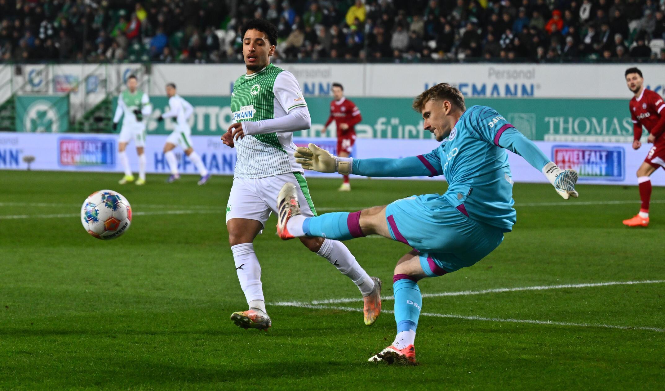 Das Kleeblatt erwischt einen Traumstart: Ltaief läuft Kersken aggressiv an und erzwingt einen Einwurf tief in der Bielefelder Hälfte...