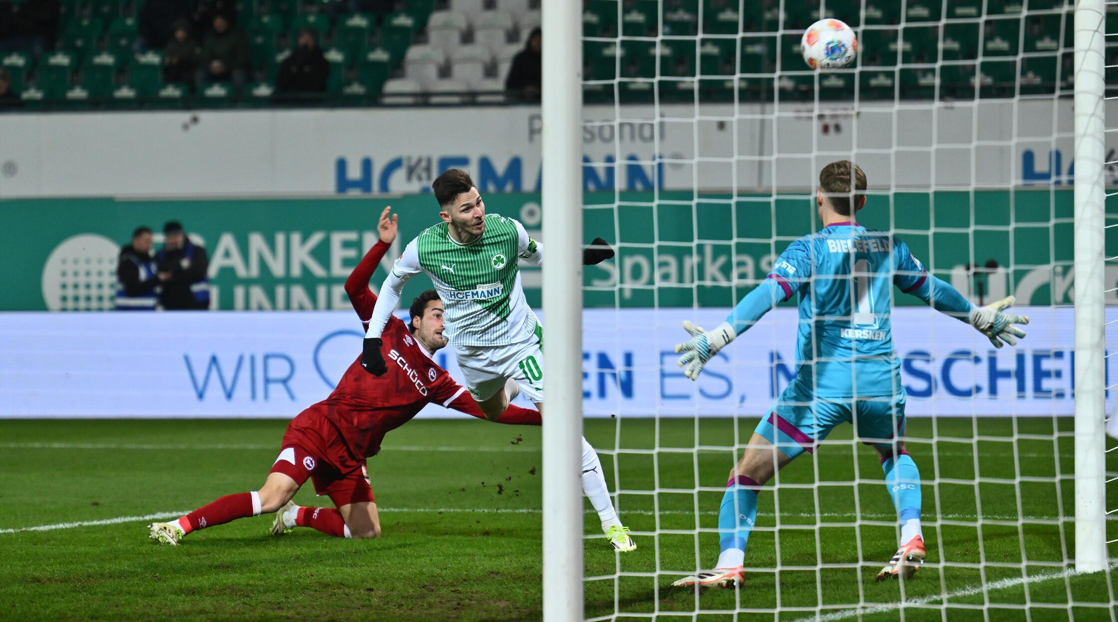 ...Dehm schleudert die Kugel weit in den Strafraum, der Ball rutscht bis zum langen Pfosten durch, wo Hrgota aus kurzer Distanz wuchtig zum 1:0 einköpft (4. Minute).