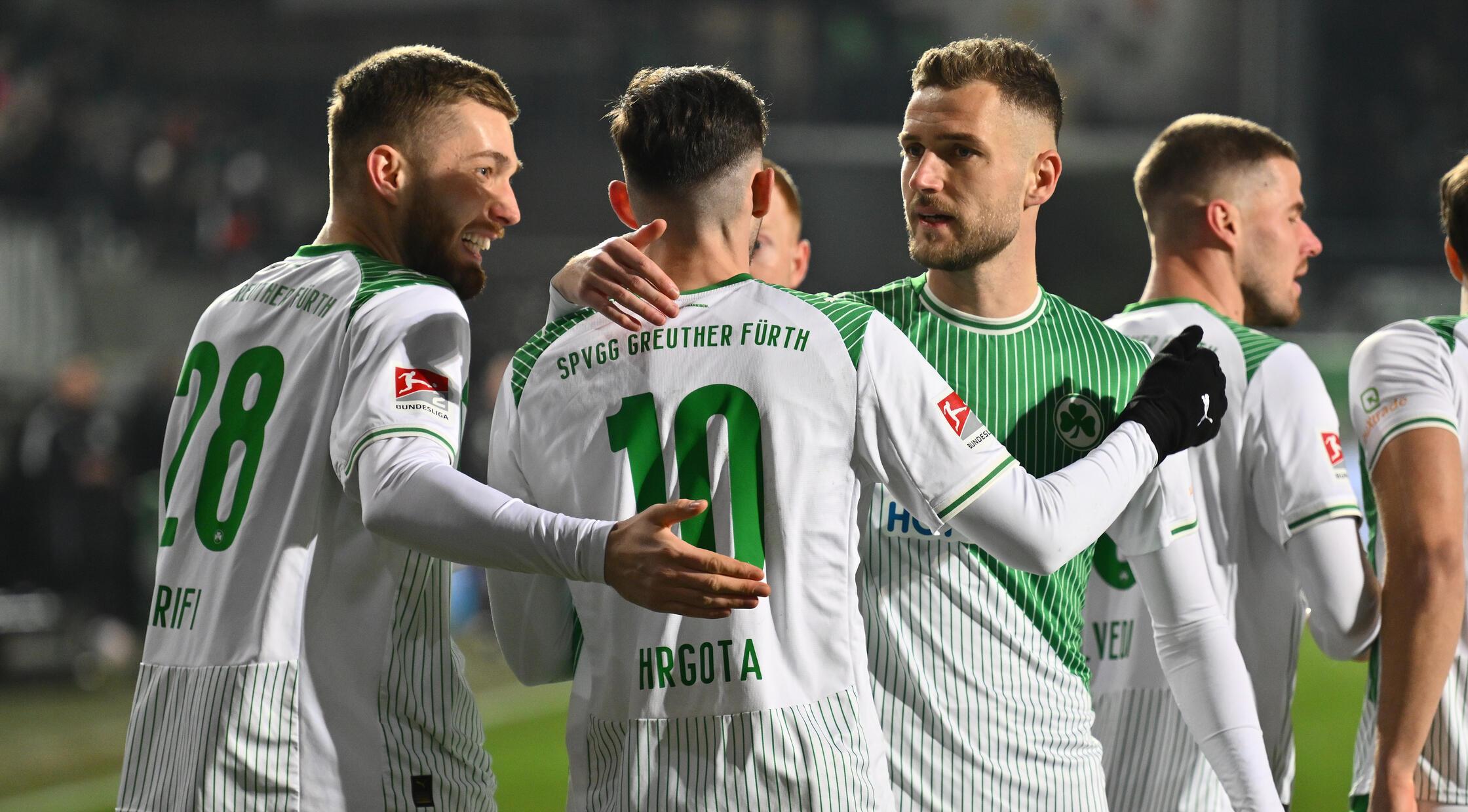 Der Fürther Kapitän lässt sich feiern.