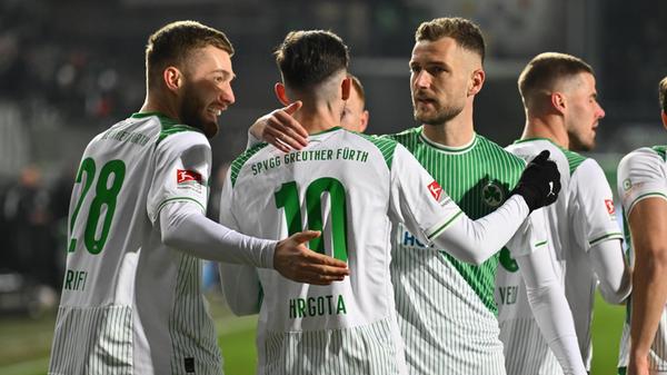 Der Fürther Kapitän lässt sich feiern.