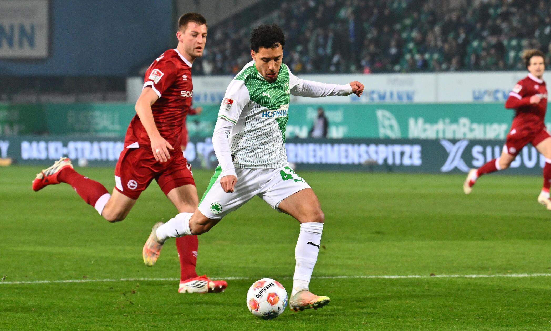 Ltaief hat sogar die große Chance aufs 2:0, auf Vorlage von Elvedi trifft der Angreifer den Ball aber nicht richtig, Kersken packt sicher zu.