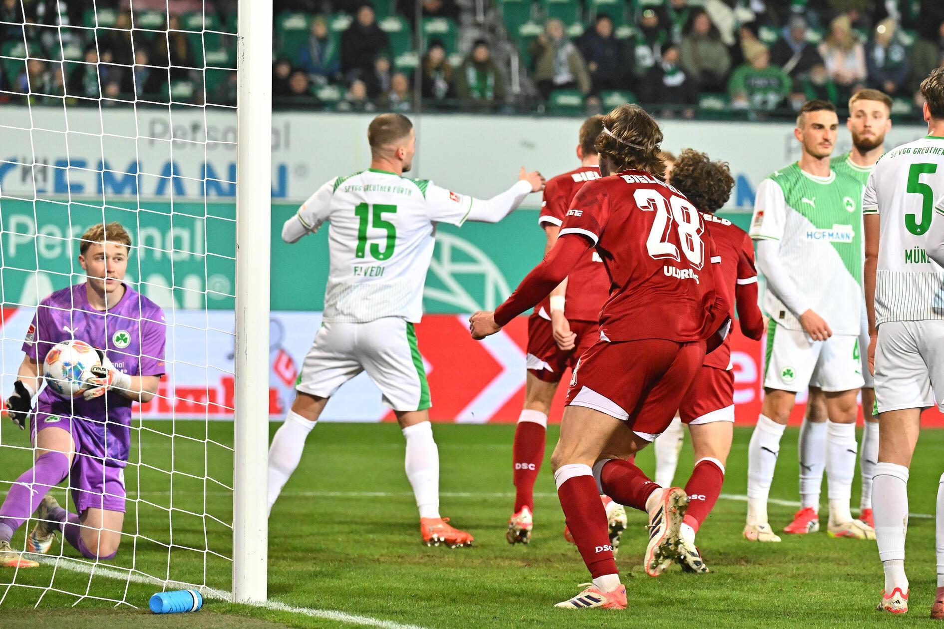 Eine Viertelstunde lang hält die Führung, dann kommen die Gäste zurück: Robin Knoche darf nach einem Eckball ungestört zum Ausgleich einköpfen (18.).