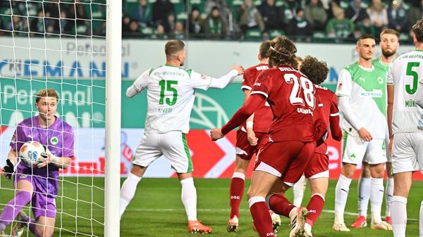 Eine Viertelstunde lang hält die Führung, dann kommen die Gäste zurück: Robin Knoche darf nach einem Eckball ungestört zum Ausgleich einköpfen (18.).