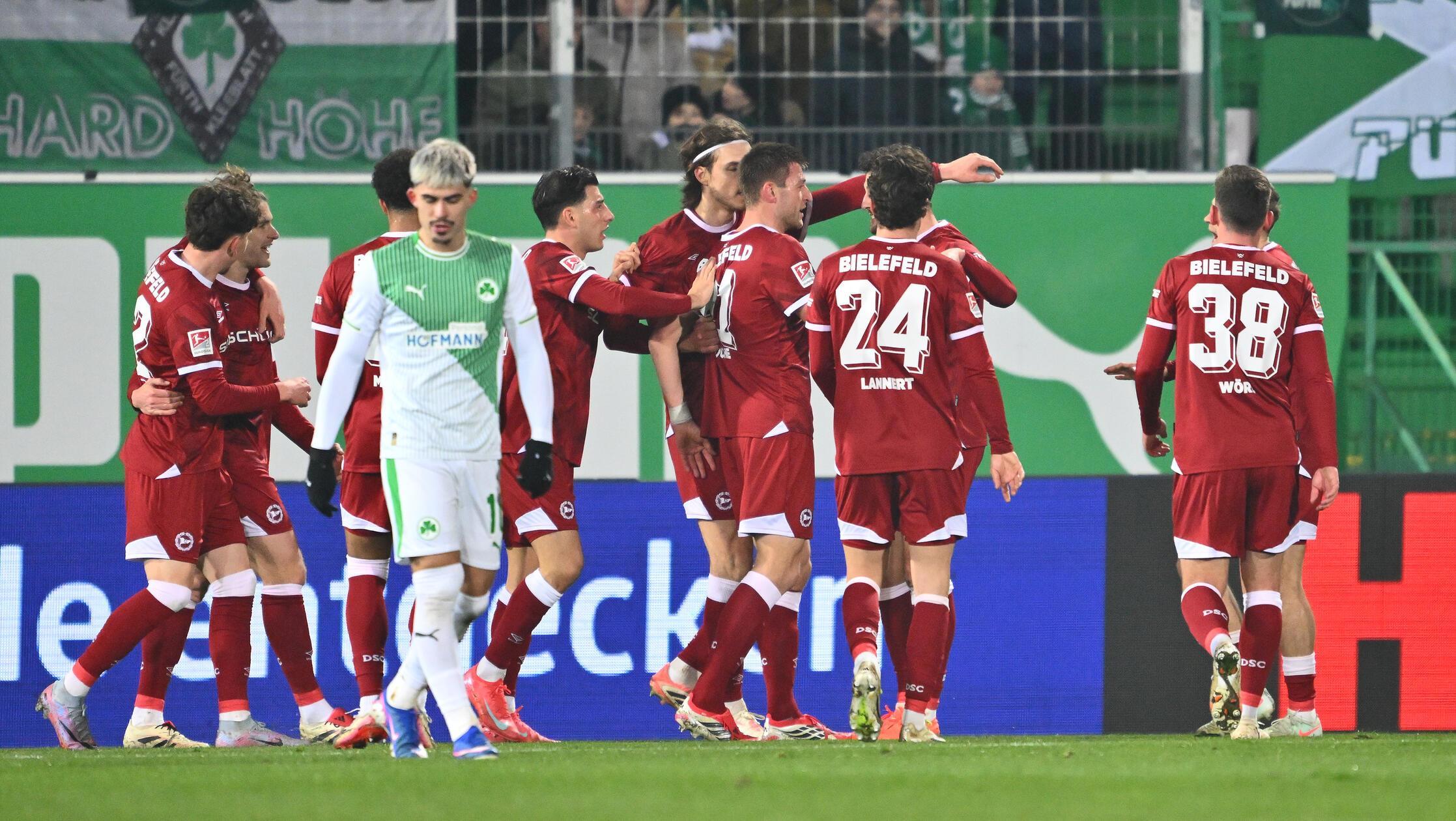 Bei Aaron Keller hängt der Kopf, die Bielefelder feiern ihren Treffer.
