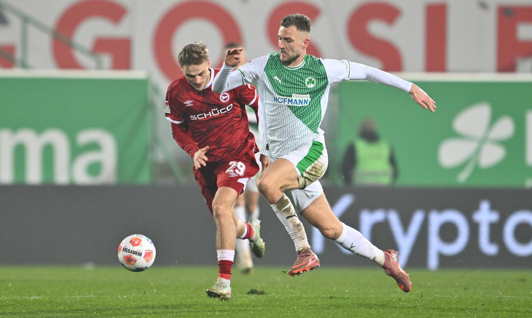 In der zweiten Hälfte erwischen die Fürther wieder den besseren Start: Srbeny spritzt in einen Fehlpass und treibt die Kugel durchs Mittelfeld.