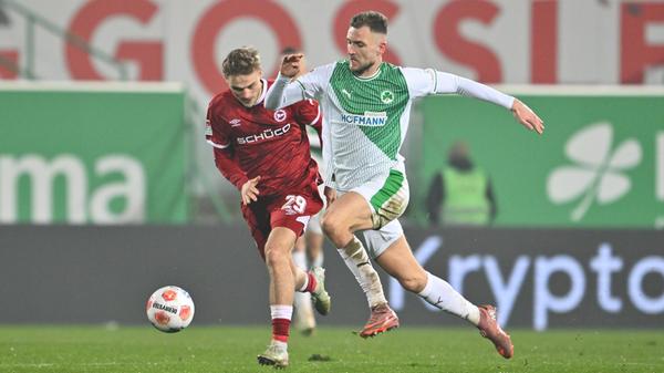 In der zweiten Hälfte erwischen die Fürther wieder den besseren Start: Srbeny spritzt in einen Fehlpass und treibt die Kugel durchs Mittelfeld.