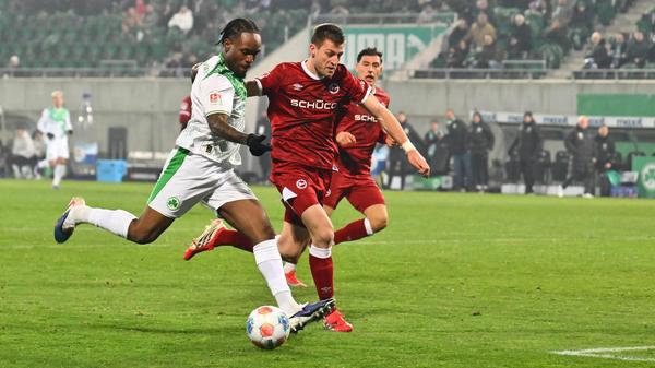 Bielfelds Handwerker grätscht den Ball unfreiwillig zu Futkeu, der auf fünf Metern noch einmal in die Mitte gibt...