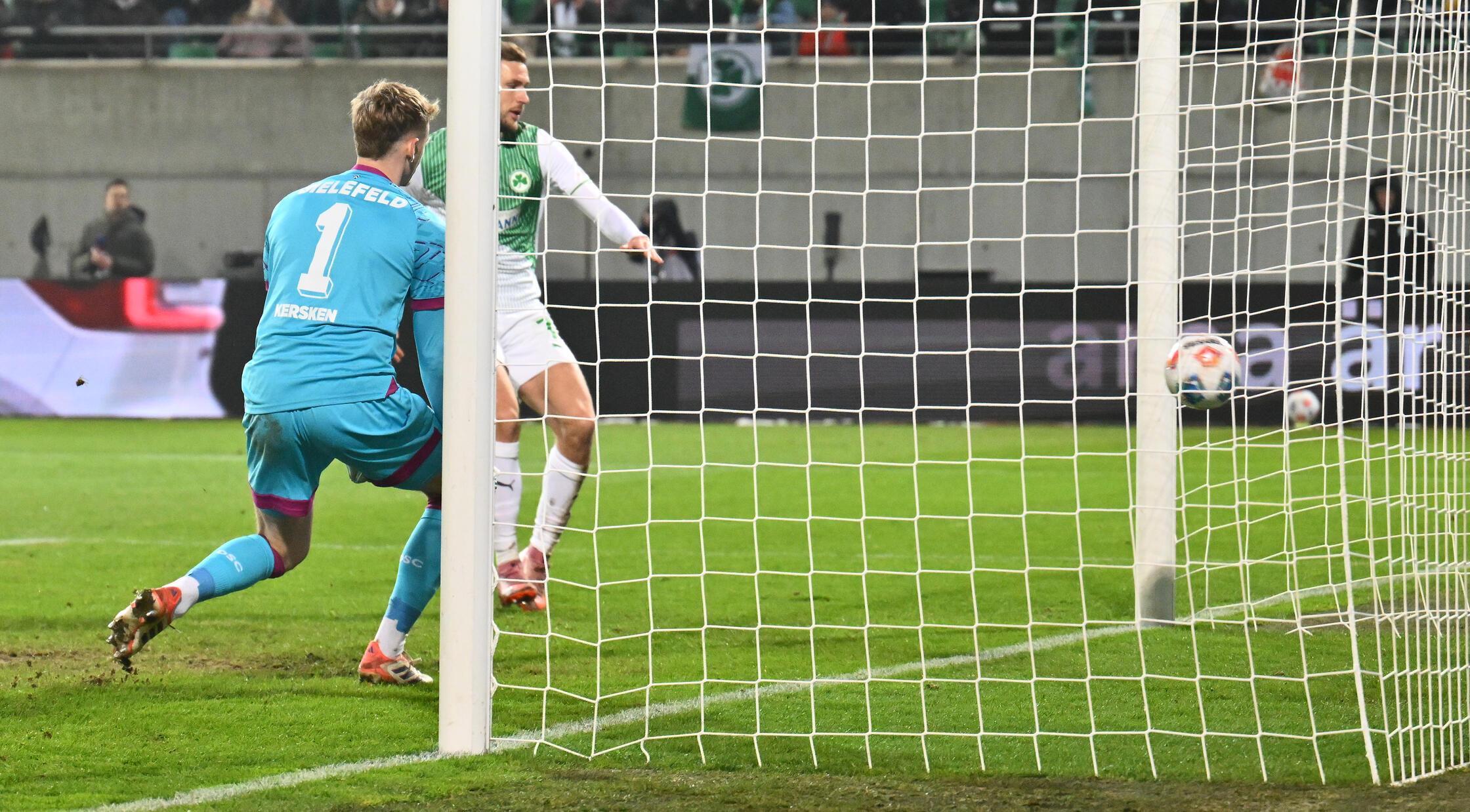 ...dort ist Srbeny durchgelaufen und drückt das Spielgerät aus kurzer Distanz zum 2:1 in die Maschen!