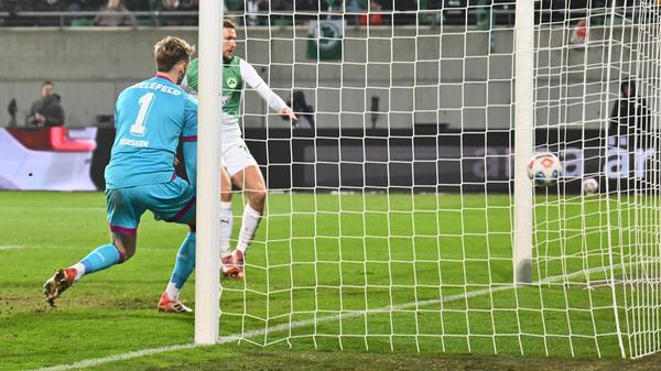 ...dort ist Srbeny durchgelaufen und drückt das Spielgerät aus kurzer Distanz zum 2:1 in die Maschen!