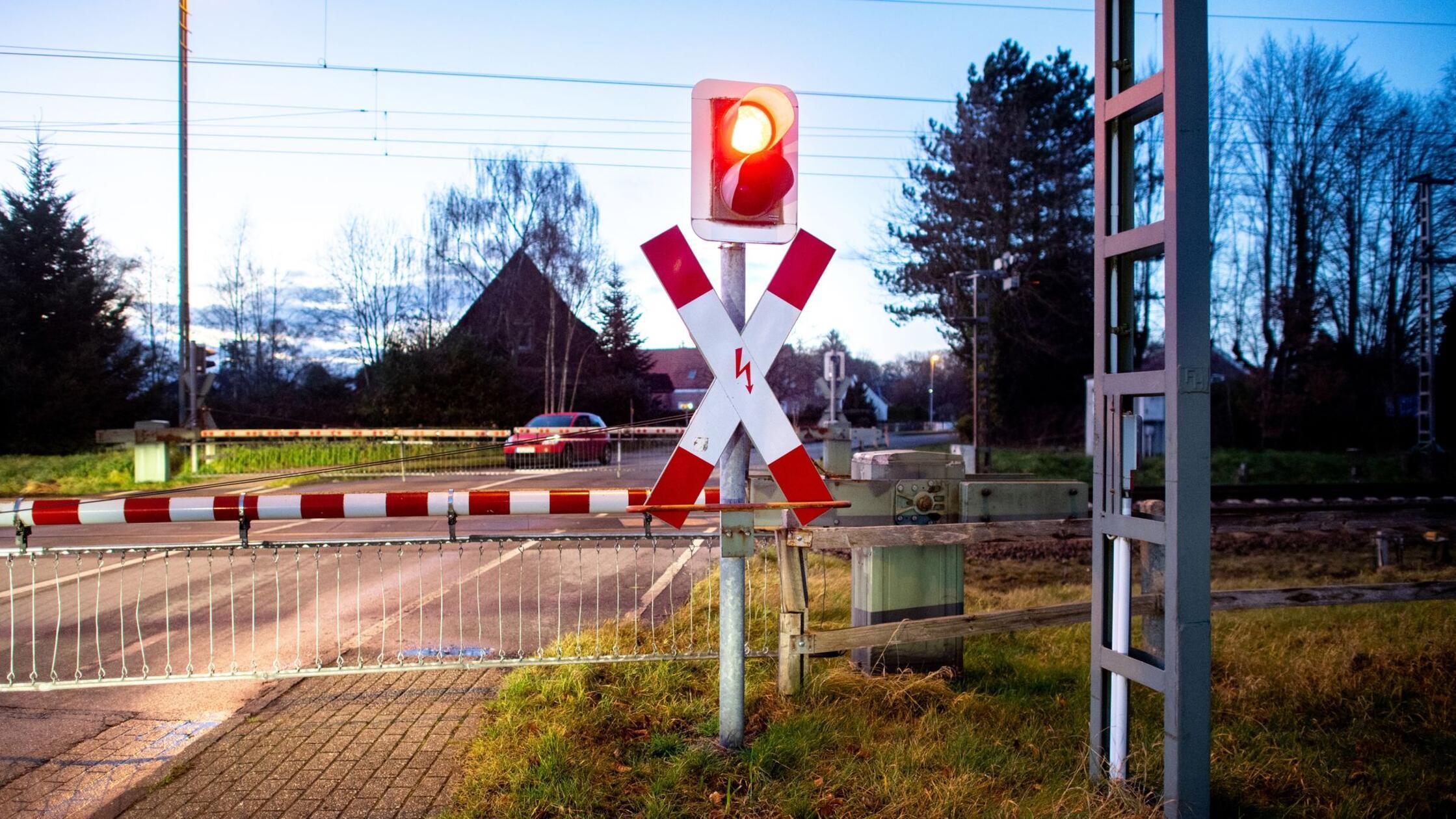 Eine Ampel an einem Bahnübergang an der zweigleisi