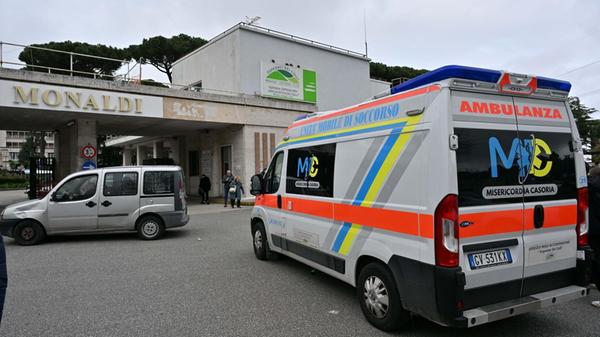 Außenansicht des Monaldi-Krankenhauses, in dem ein