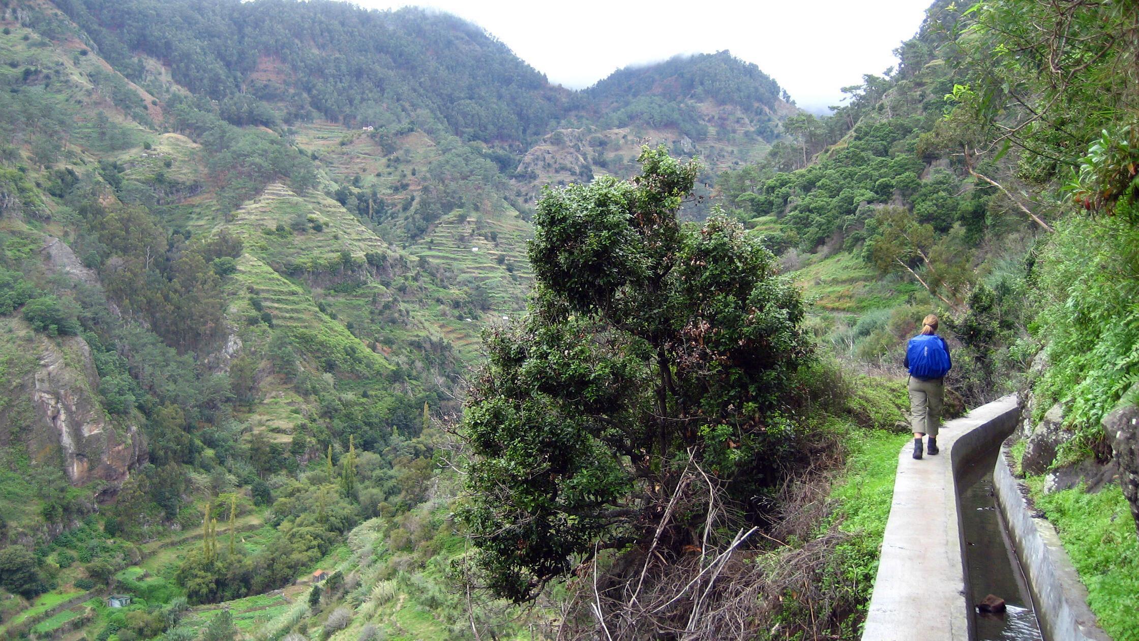 Eine Frau wandert durch Madeira