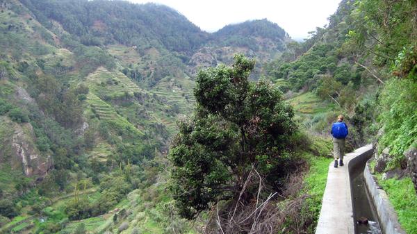 Eine Frau wandert durch Madeira