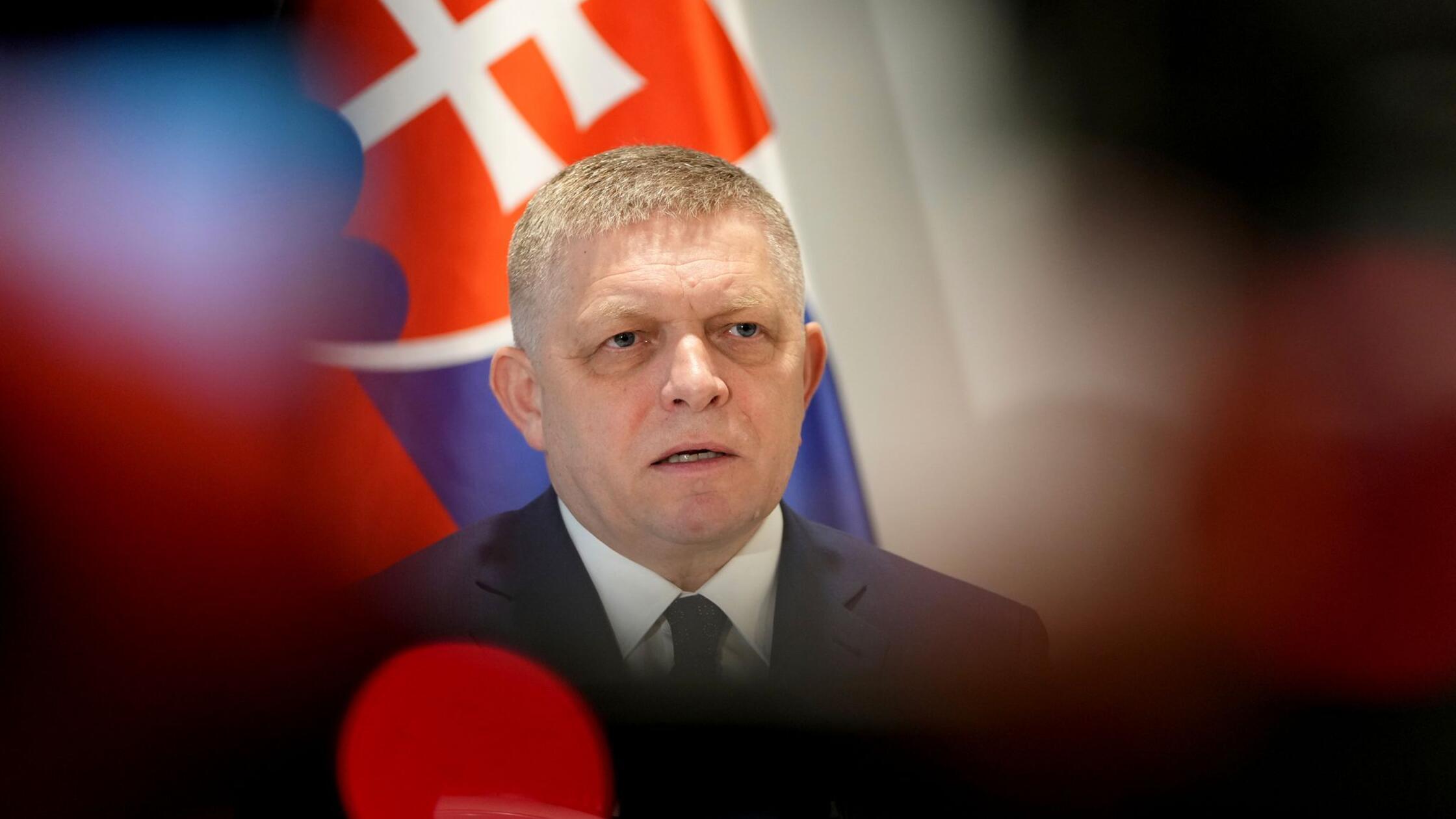 Der slowakische Ministerpräsident Robert Fico spri