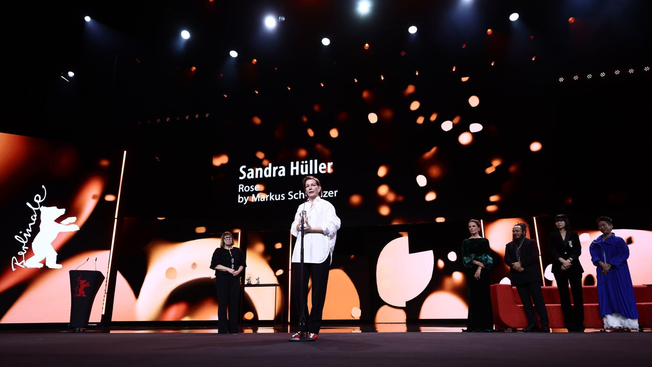 Sandra Hüller (M) erhält den Silbernen Bären für d