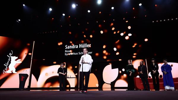 Sandra Hüller (M) erhält den Silbernen Bären für d