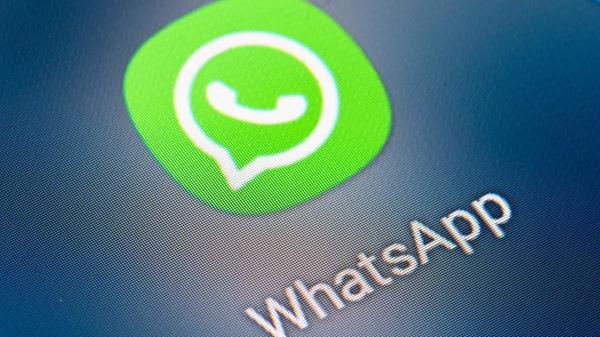 Auf dem Bildschirm eines Smartphones sieht man das