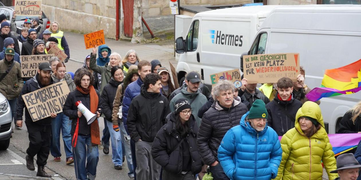 Junge Altdorfer fordern bei einer Demo eindringlich das Verbot der AfD