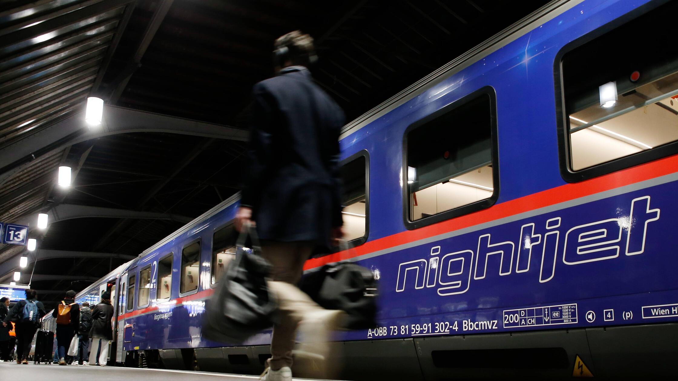 Nachtzug am Hauptbahnhof Zuerich ... ..........   