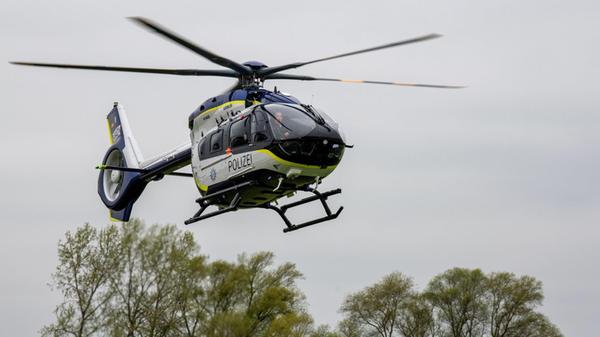 Ein Hubschrauber vom Typ Airbus H145 in den Farben