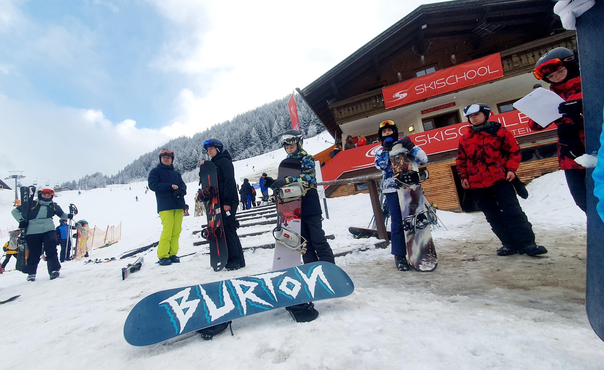 Die Skischule Bad Gastein bietet auch Gruppen-Snowboardkurse an - als eine der wenigen im Tal.