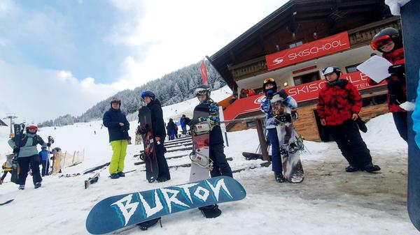 Die Skischule Bad Gastein bietet auch Gruppen-Snowboardkurse an - als eine der wenigen im Tal.