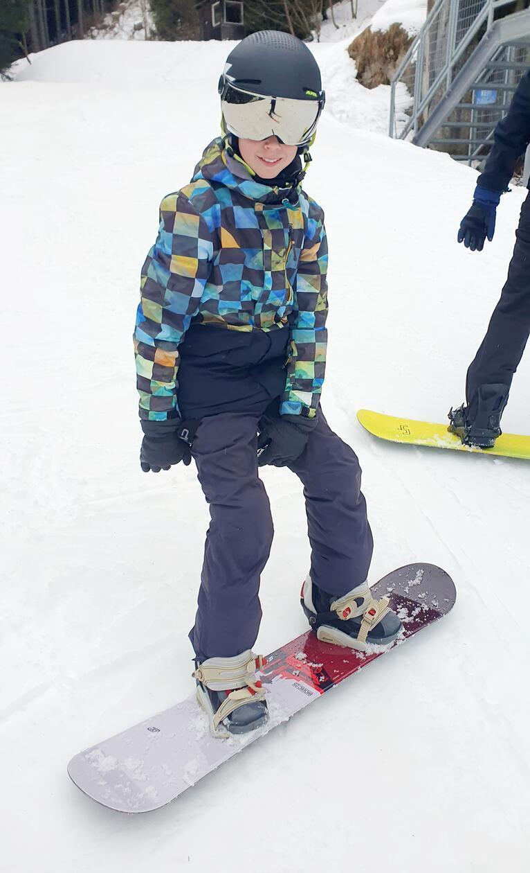 Erste Versuche auf dem Snowboard.