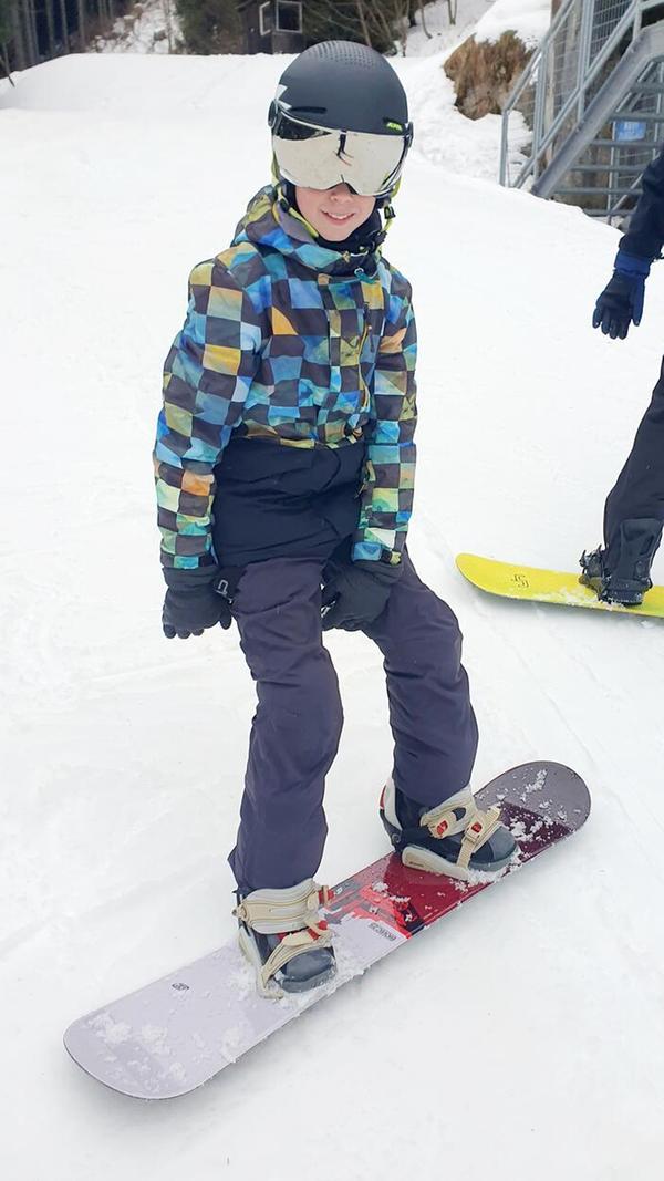 Erste Versuche auf dem Snowboard.