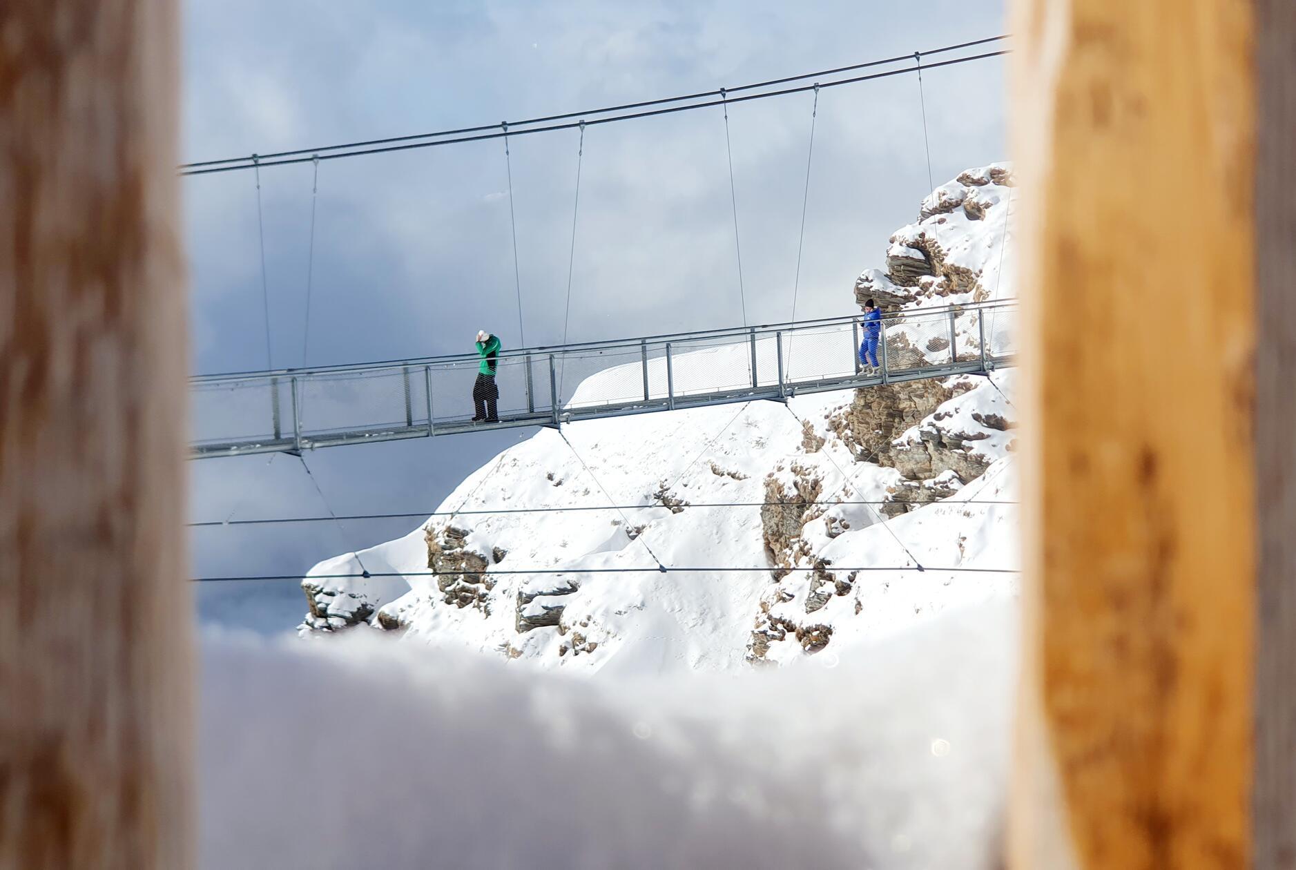 Die 140 Meter lange Hängebrücke auf dem Stubnerkogel in Bad Gastein bricht gleich zwei Rekorde: Sie ist die erste Hängebrücke in 2.300 m Höhe und ganzjährig begehbar.
Direkt neben dem Restaurant in der Bergstation der Stubnerkogelbahn beginnt sie und führt Sie 28m über dem Abgrund zur Senderanlage vom Stubnerkogel. Auf der schwingenden Seilkonstruktion sollten Sie allerdings schwindelfrei sein, denn sowohl das Geländer als auch der Boden sind blickdurchlässig.