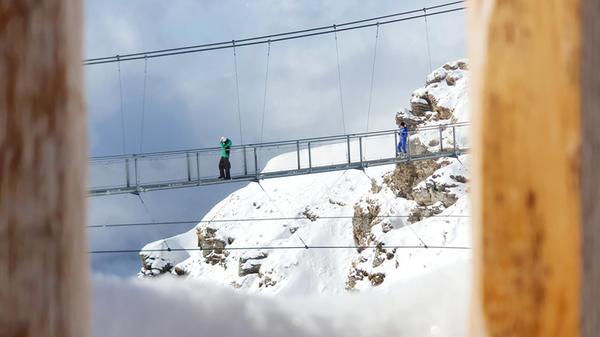 Die 140 Meter lange Hängebrücke auf dem Stubnerkogel in Bad Gastein bricht gleich zwei Rekorde: Sie ist die erste Hängebrücke in 2.300 m Höhe und ganzjährig begehbar.
Direkt neben dem Restaurant in der Bergstation der Stubnerkogelbahn beginnt sie und führt Sie 28m über dem Abgrund zur Senderanlage vom Stubnerkogel. Auf der schwingenden Seilkonstruktion sollten Sie allerdings schwindelfrei sein, denn sowohl das Geländer als auch der Boden sind blickdurchlässig.