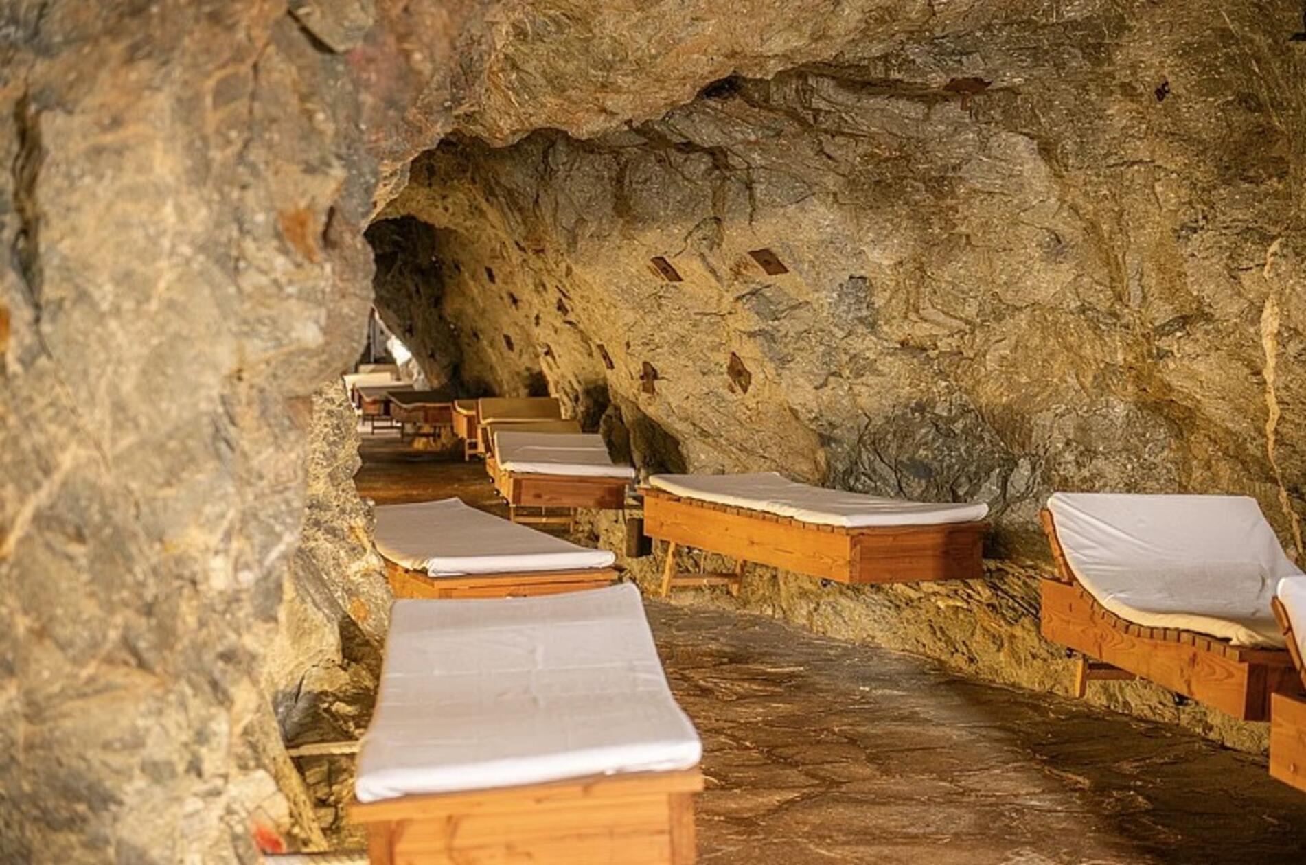 Die Liegen im Gasteiner Heilstollen.