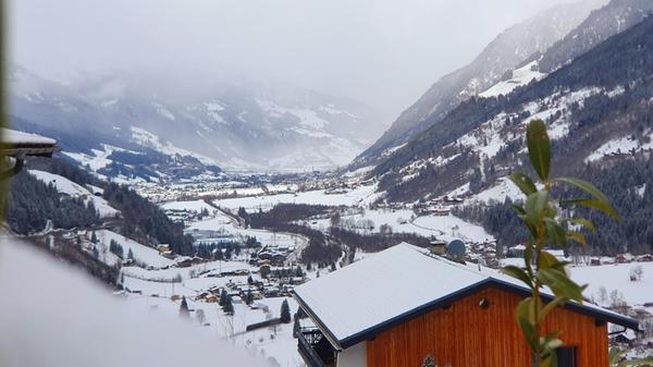 Winterspaziergang über Bad Gastein mit weitem Blick ins Tal.