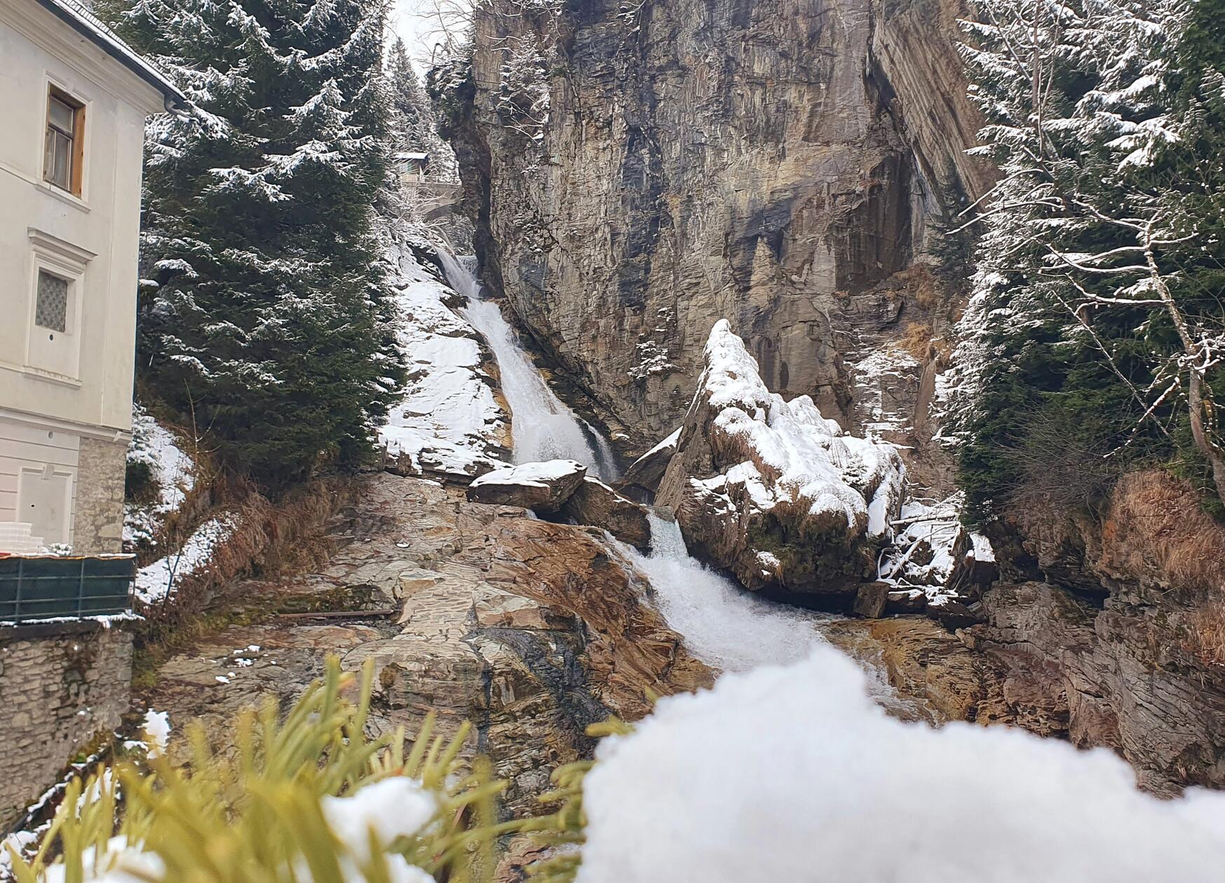 Der Ort wurde über einen Wasserfall gebaut.