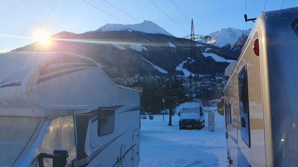 Sonnenaufgang überm Wintercampingplatz Kurcamping Erlengrund.