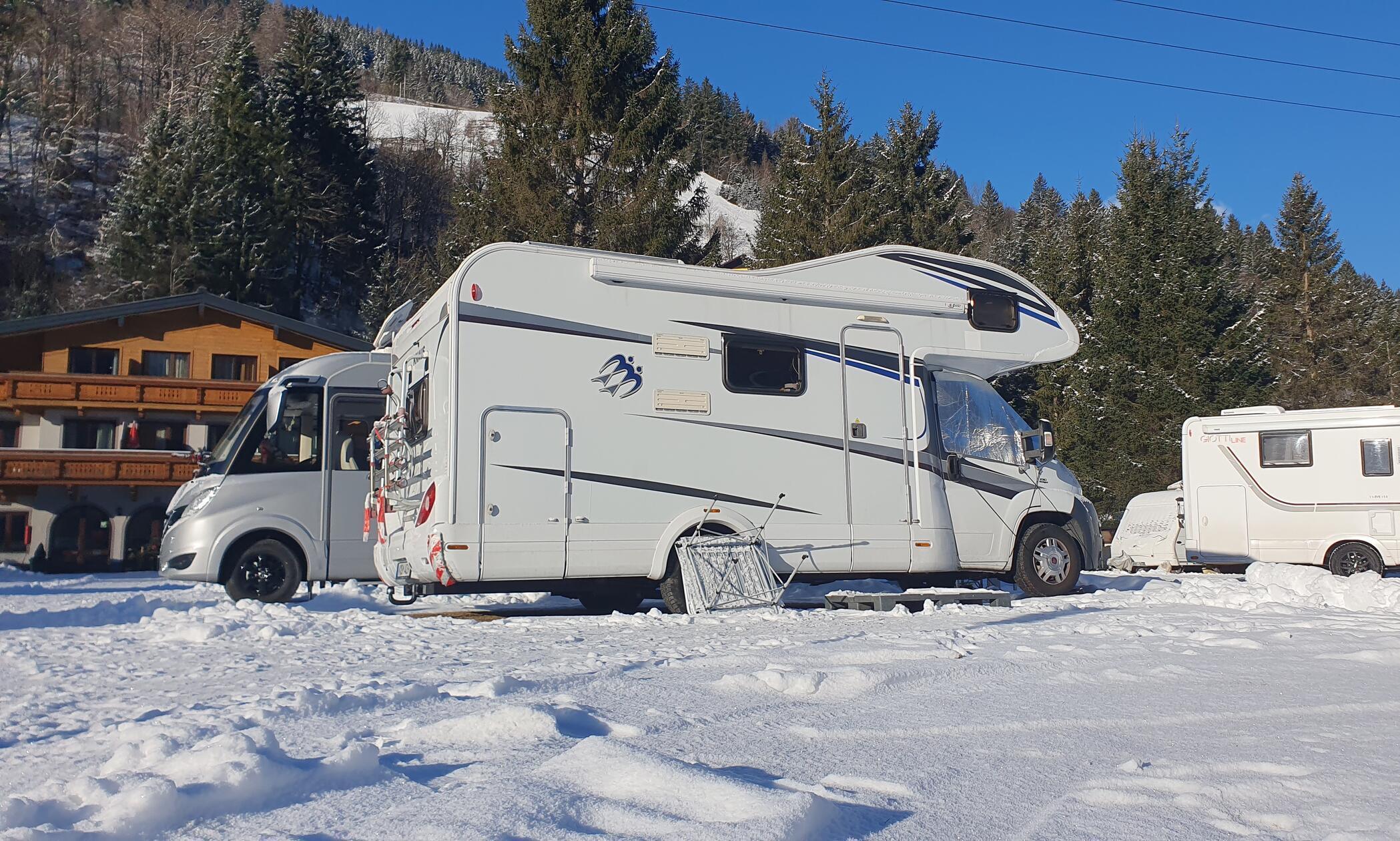Hier ist selbst in der Hauptsaison viel Platz für Wohnmobile und Wohnwagen. Außerdem kann man Zimmer und Mobilheime mieten.