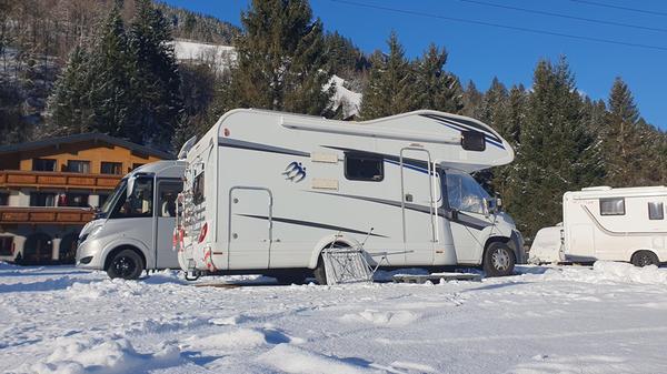 Hier ist selbst in der Hauptsaison viel Platz für Wohnmobile und Wohnwagen. Außerdem kann man Zimmer und Mobilheime mieten.