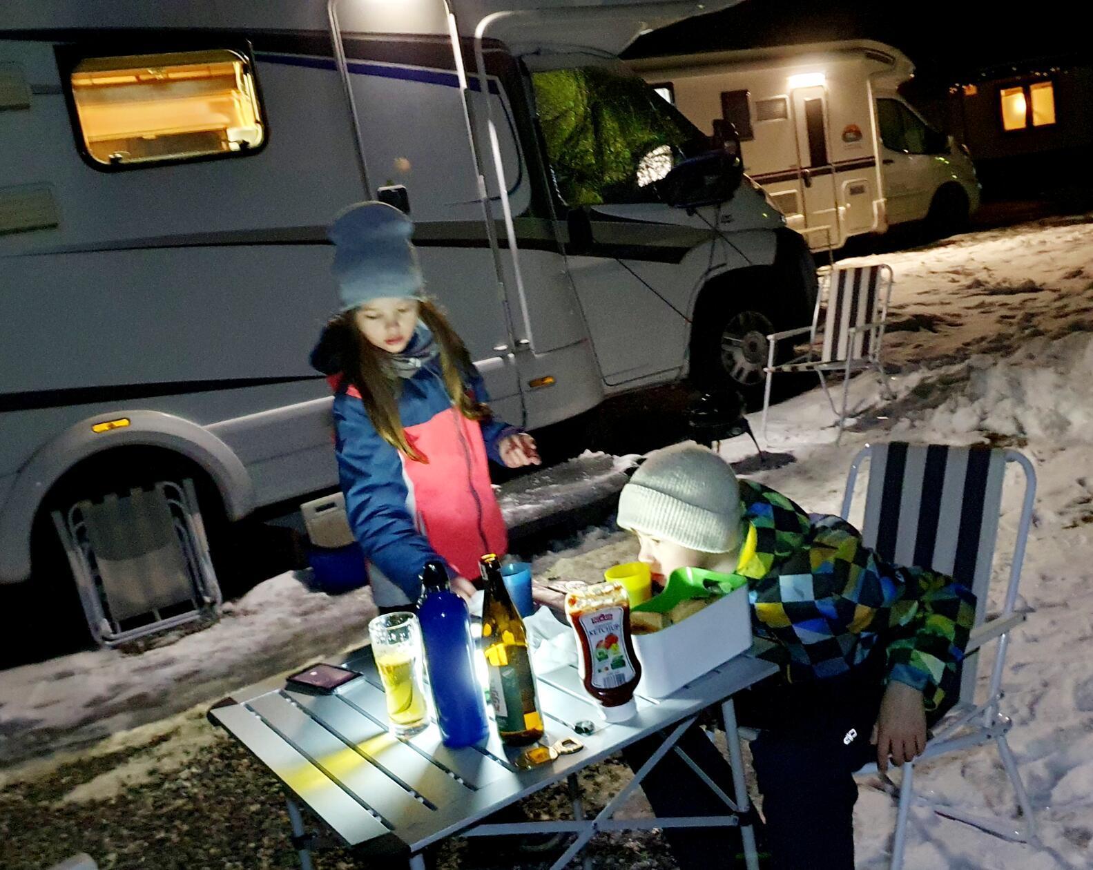 Wintergrillen vorm Wohnmobil.