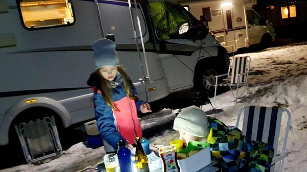 Wintergrillen vorm Wohnmobil.