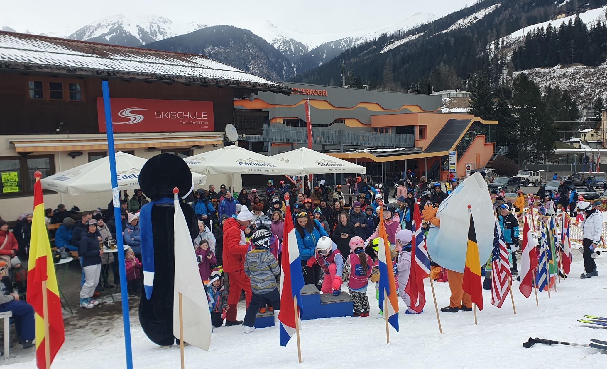 Am Ende des Skikurses sind die Rennen und die Siegerehrung der Skischule Bad Gastein.